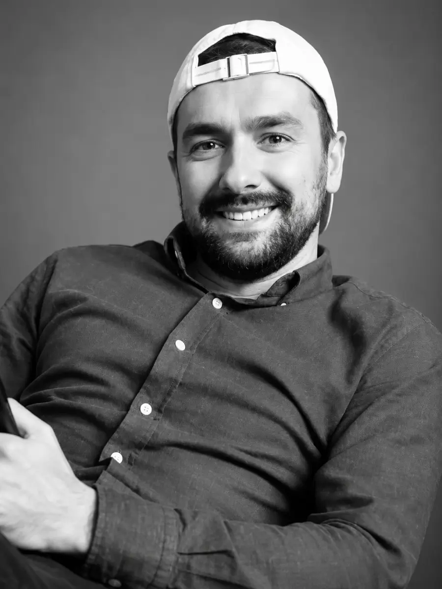 BecomeFreelancer coach standing with crossed arms on a clean white background